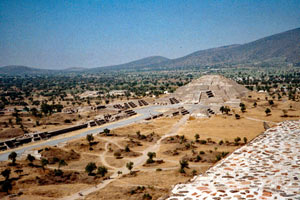 15.12.1995 - Auf der Pirámide del Sol mit Blick zur Pirámide la Luna