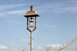 05.10.2002 - Lampe auf der Brooklyn-Bridge