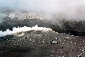 14.06.2004 - Aufstieg zum Ätna - Schwefel, keine Sicht, rauchspeiende Krater am Gipfel des Ätnas