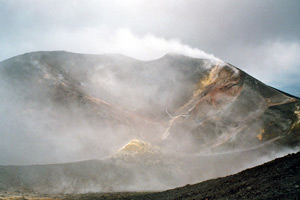 14.06.2004 - Aufstieg zum Ätna - Aktiver Krater vom letzten Ausbruch am Gipfel des Ätnas auf 2900 Meter Höhe