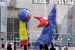 14.04.2008 - Figuren der bekannten Niki St.Phalles auf dem Platz La Grande Arche