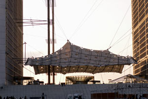 14.04.2008 - Der neue Triumpfbogen auf dem Platz La Grande Arche