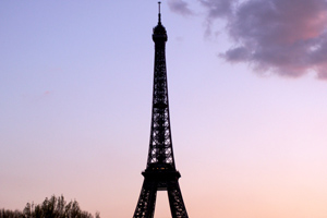 15.04.2008 - Das Wahrzeichen von Paris, der Eiffelturm am Abend mit rosa Wolken 
