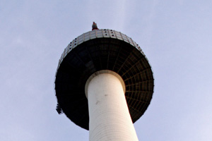 21.11.2009 - Seoul Tower - Blick von unten auf den Turm