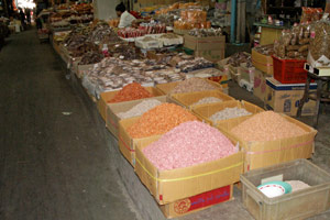 12.12.2009 - Gut versteckt ein Lebensmittelmarkt mit getrockneten Fischen