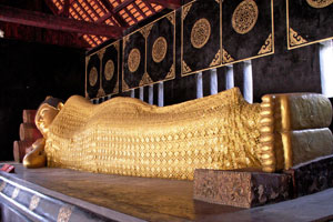 26.12.2009 - In einem Tempel mit liegendem Buddha