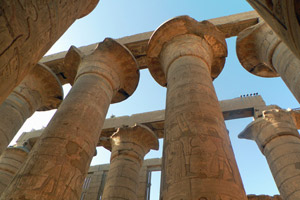 15.02.2013 - Riesige Säulen im Karnak Tempel