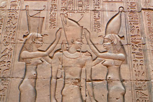 16.02.2013 - Im Inneren des gut erhaltenen Horus Tempel in Edfu