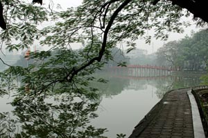 14.02.2015 - Am Hoan-Kiem See (Ho Hoan Kiem) mit Blick auf The-Huc-Brücke