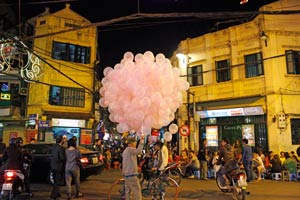 16.02.2015 - Tausende rosa Luftballons kurz vor dem Tet-Fest