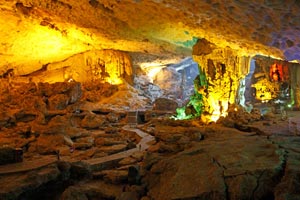 17.02.2015 - Besuch einer riesigen Höhle auf der Insel Hang Sung Sot