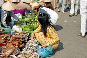 11.03.2015 - Cai Be: Hübsche Vietnamesin auf dem Markt