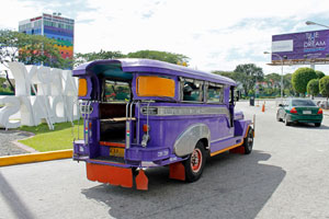 31.12.2015 - Philippinische Jeepney vor der SM Mall