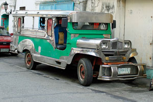 02.01.2016 - Alter Jeepney vor alten Häusern