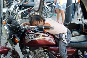 03.01.2016 - Kleines Kind schläft auf dem Tank des Motorrads
