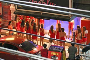 22-01-16 - Hot girls in front of a special bar (only viewed from outside)