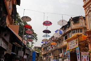 24.10.2015 - Tour durch Mumbai: Auch hier gibt es Regenschirminstallationen
