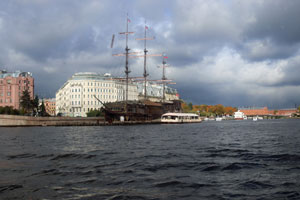 05.10.2019 - Fahrt mit dem Schiff zum Schloss Peterhof: Blick auf den Fluss Newa und einen alten Dreimaster